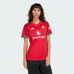Koszulka Manchester United 25/26 Home. Czerwone bluzki Adidas, bez wzorów, sportowe, bez kołnierzyka, bez ramiączek. Za 439.00 zł.
