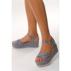 Niebieskie Sandały Like An Oven. Niebieskie sandały Born2be, bez wzorów, z materiału, z otwartym noskiem, bez obcasa, na platformie, bez zapięcia. Za 34.99 zł.