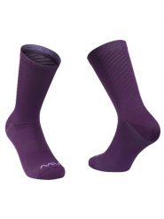 Skarpety rowerowe NORTHWAVE Switch Sock. Fioletowe skarpety Northwave, w ażurowe wzory, z dzianiny. Za 49.99 zł.