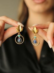 Pierres de Jade Pozłacane kolczyki-wkrętki z turkusem i labradorytem rozmiar: onesize. Niebieskie kolczyki Pierres de Jade, z labradorytem, pozłacane. Za 43.99 zł.