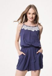 Granatowy Kombinezon Enchanted. Niebieskie sukienki Born2be, na co dzień, na lato, z aplikacjami, z koronki, boho, bez kołnierzyka, bez ramiączek, mini, proste. Za 19.99 zł.