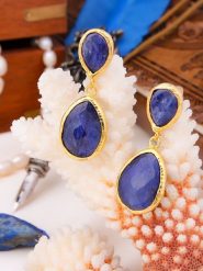 L'Atelier de Gaia Pozłacane kolczyki-wkrętki z agatem rozmiar: onesize. Niebieskie kolczyki L'Atelier de Gaia, z agatem, pozłacane. Za 96.37 zł.