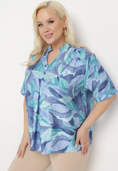 Niebieska Bluzka w Abstrakcyjny Wzór z Guzikami i Koronkowymi Wstawkami Aidavla. Niebieskie bluzki Born2be, plus size, bez wzorów, z jeansu, bez kołnierzyka, plus size, bez ramiączek. Za 69.99 zł.