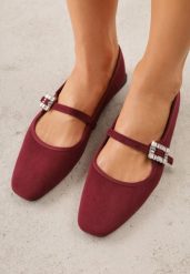 Bordowe Balerinki z Imitacji Zamszu z Paskiem z Biżuteryjną Klamerką Elintora. Czerwone baleriny Born2be, bez wzorów, z jeansu, bez obcasa. Za 69.99 zł.