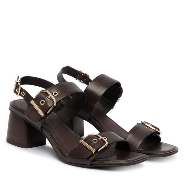 Sandały Tamaris. Brązowe sandały Tamaris, bez wzorów, bez obcasa, na słupku, bez zapięcia. Za 369.99 zł.