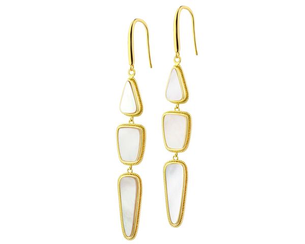 Kolczyki z mosiądzu pozłacane z masą perłową. Białe kolczyki Artelioni, z perłą, pozłacane. Za 289.00 zł.