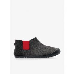 Kapcie Gumbies Brumby. Szare obuwie domowe Gumbies, bez wzorów, bez zapięcia. Za 156.99 zł.