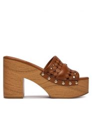 Guess Klapki FLJ2LL LEA04 Brązowy. Brązowe klapki Guess, z aplikacjami, ze skóry, bez obcasa. Za 639.99 zł.