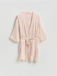 Szlafrok z koronką - kremowy. Białe szlafroki Reserved, l, bez wzorów, z koronki, bez ramiączek, bez kaptura. Za 139.99 zł.