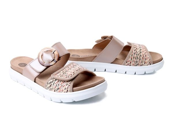 DR. BRINKMANN 701113-08 beige, klapki damskie. Brązowe klapki Dr. Brinkmann, bez wzorów, ze skóry, bez obcasa. Za 232.43 zł.