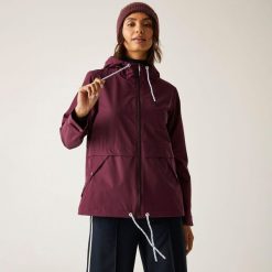Kurtka turystyczna przeciwdeszczowa damska Bayletta wodoodporna. Fioletowe kurtki sportowe Regatta, bez wzorów, bez kaptura, trekkingowe. Za 479.99 zł.