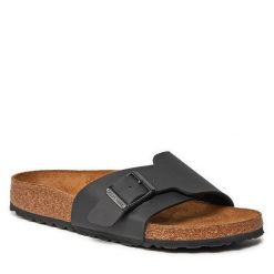 Klapki Birkenstock. Czarne klapki Birkenstock, bez wzorów, bez obcasa. Za 299.99 zł.