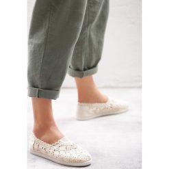 Beżowe Tenisówki Newborn. Brązowe trampki Born2be, w ażurowe wzory, bez zapięcia. Za 29.99 zł.