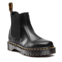 Sztyblety Dr. Martens. Czarne botki Dr. Martens, bez wzorów, bez obcasa, na płaskiej podeszwie, bez zapięcia. Za 1,039.00 zł.
