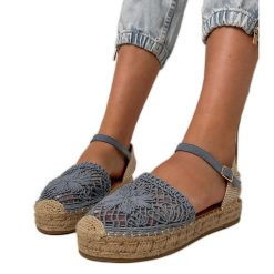 Niebieskie sandały espadryle ażurowe. Niebieskie sandały w ażurowe wzory, z jeansu, eleganckie, z okrągłym noskiem, bez obcasa, na platformie, bez zapięcia. W wyprzedaży za 81.09 zł.