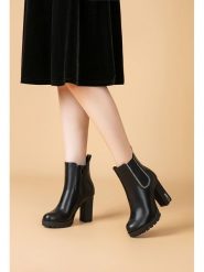 Foreverfolie Botki w kolorze czarnym rozmiar: 39. Czarne botki Foreverfolie, bez wzorów, bez obcasa, bez zapięcia. Za 149.95 zł.