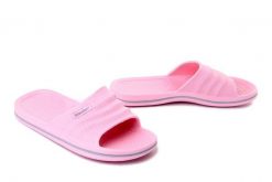 Axim 7KL24342 różowy, klapki damskie. Czerwone klapki Axim, bez wzorów, z tworzywa sztucznego, bez obcasa. Za 23.99 zł.