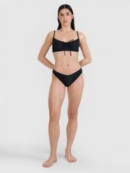 4F Dół od bikini damski - czarny S. Czarne szorty 4f, bez wzorów, z elastanu, klasyczne. W wyprzedaży za 29.99 zł.