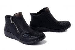 RIEKER 59558-00 black, botki damskie. Czarne botki Rieker, bez wzorów, bez obcasa, bez zapięcia. Za 338.11 zł.