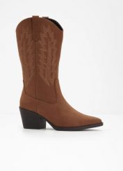 Długie kowbojki. Brązowe kozaki bonprix, bez obcasa, bez zapięcia. Za 219.99 zł.