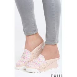 Beżowe Klapki Hunger. Brązowe klapki Born2be, bez wzorów, z materiału, bez obcasa, na koturnie. Za 29.99 zł.