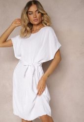 Biała Pudełkowa Sukienka Wiązana w Talii Junolia. Białe sukienki Renee, na co dzień, l, bez wzorów, eleganckie, bez kołnierzyka, bez ramiączek, midi, kopertowe. Za 49.99 zł.