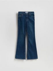 Jeansy flare z wysokim stanem - granatowy. Niebieskie jeansy Reserved, bez wzorów, z podwyższonym stanem. Za 139.99 zł.