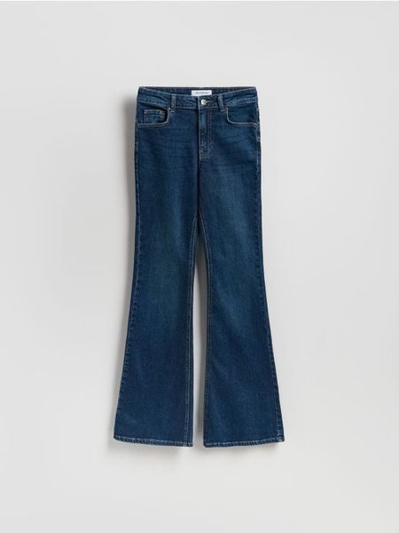 Jeansy flare z wysokim stanem - granatowy. Niebieskie jeansy Reserved, bez wzorów, z podwyższonym stanem. Za 139.99 zł.