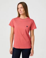 DAMSKA KOSZULKA WRANGLER REGULAR TEE MINERAL RED 112362782. Czerwone bluzki Wrangler, m, bez wzorów, bez kołnierzyka, bez ramiączek. Za 89.99 zł.