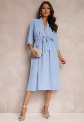 Jasnoniebieska Sukienka Canopis. Niebieskie sukienki Renee, m, bez wzorów, z materiału, eleganckie, bez kołnierzyka, bez ramiączek, midi, kopertowe. Za 69.99 zł.