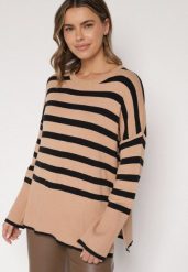 Czarny Sweter o Kroju Oversize z Motywem Pasków Irtusa. Czarne swetry Born2be, bez wzorów, z jeansu, bez ramiączek. Za 79.99 zł.