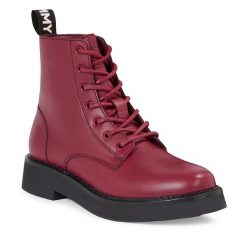 Botki Tommy Jeans. Czerwone botki Tommy Jeans, bez wzorów, z jeansu, bez obcasa, na płaskiej podeszwie, bez zapięcia. Za 339.99 zł.