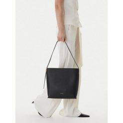 Torebka Coccinelle. Czarne torebki klasyczne Coccinelle, bez wzorów, bez dodatków. Za 1,299.00 zł.