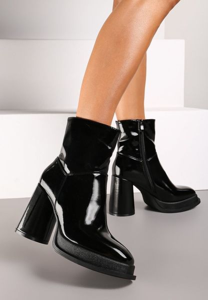 Czarne Lakierowane Botki na Okrągłym Obcasie o Dopasowanym Fasonie Taithia. Czarne botki Renee, bez wzorów, z lakierowanej skóry, z okrągłym noskiem, bez obcasa, na obcasie, bez zapięcia. Za 79.99 zł.