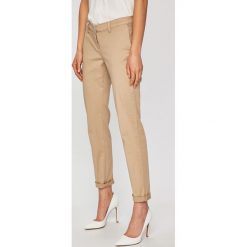 Trussardi Jeans - Spodnie Chinos. Białe spodnie materiałowe Trussardi Jeans, na co dzień, bez wzorów, z bawełny. W wyprzedaży za 339.90 zł.