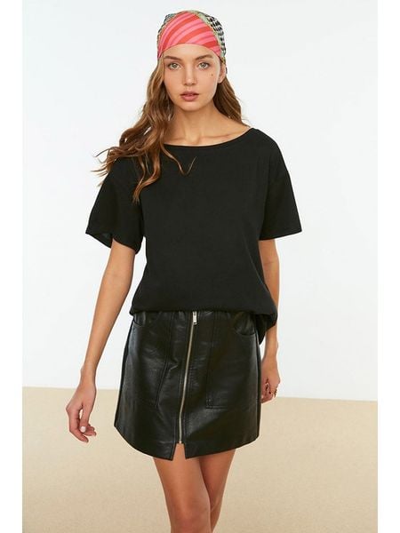 Trendyol Koszulka w kolorze czarnym rozmiar: L. Czarne bluzki Trendyol, l, bez wzorów, z bawełny, bez kołnierzyka, bez ramiączek. Za 35.18 zł.