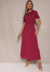Ciemnoróżowa Sukienka o Rozkloszowanym Kroju z Ozdobnym Paskiem Desiliena. Czerwone sukienki Renee, na spotkanie biznesowe, m, bez wzorów, z denimu, eleganckie, bez kołnierzyka, bez ramiączek, maxi, kopertowe. Za 99.99 zł.