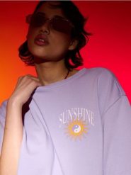 Bluza z krótkim rękawem i nadrukiem na plecach - fioletowy. Fioletowe bluzy sportowe Sinsay, l, bez wzorów, bez kaptura. Za 39.99 zł.
