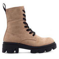 Trzewiki DeeZee. Brązowe botki DeeZee, bez wzorów, bez obcasa, na płaskiej podeszwie, bez zapięcia. Za 107.99 zł.