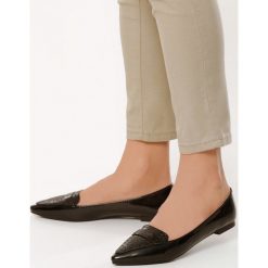 Czarne Mokasyny Go Out In Front. Czarne mokasyny Born2be, bez wzorów, ze skóry, ze szpiczastym noskiem, bez obcasa. Za 39.99 zł.