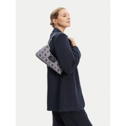 Torebka Guess. Niebieskie torebki klasyczne Guess, z aplikacjami, bez dodatków. Za 339.99 zł.