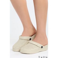 Beżowe Klapki Perfect Life. Brązowe klapki Born2be, bez wzorów, z materiału, bez obcasa, na koturnie. Za 24.99 zł.
