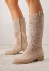 Ciemnobeżowe Botki Ażurowe Ozdobione Metaliczną Aplikacją Iomosa. Brązowe botki Born2be, z aplikacjami, prążkowane, bez obcasa, na płaskiej podeszwie, bez zapięcia. Za 139.99 zł.