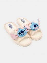 Kapcie z aplikacjami 3D Stitch - błękitny. Niebieskie obuwie domowe Sinsay, z aplikacjami, bez zapięcia. Za 29.99 zł.