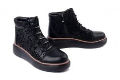 FILIPPO DBT7166/25 BK czarny, botki damskie. Czarne botki Filippo, bez wzorów, z polaru, bez obcasa, bez zapięcia. Za 221.76 zł.