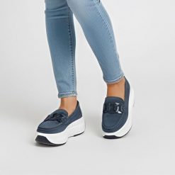 Półbuty damskie Filippo, wsuwane na grubej platformie z miękkimi wkładkami, granatowe, DP6132-25. Niebieskie półbuty wsuwane Filippo, bez wzorów, z jeansu, biznesowe, bez obcasa, bez zapięcia. Za 161.99 zł.