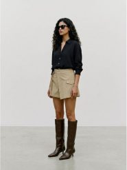 Vero Moda Koszula w kolorze czarnym rozmiar: XS. Czarne koszule Vero Moda, xs, bez wzorów, z wiskozy, bez kołnierzyka, bez ramiączek. Za 90.95 zł.