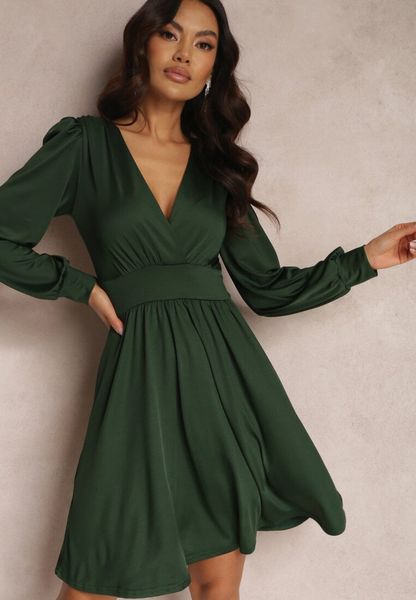 Ciemnozielona Sukienka Kopertowa Taliowana Hosidius. Zielone sukienki Renee, na imprezę, s, bez wzorów, z wiskozy, eleganckie, bez kołnierzyka, bez ramiączek, midi, kopertowe. Za 129.99 zł.