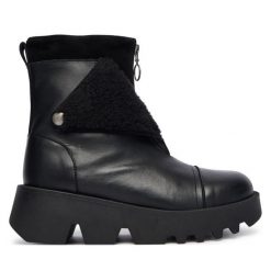 Botki Fly London. Czarne botki Fly London, bez wzorów, bez obcasa, na płaskiej podeszwie, bez zapięcia. Za 839.99 zł.