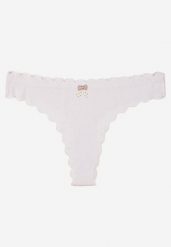 Białe Bawełniane Majtki Stringi z Prążkowanej Tkaniny Eziane. Białe stringi Born2be, bez wzorów, z bawełny. Za 9.99 zł.